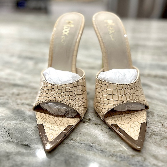 NWT Mixx Shuz Slip On Heeled Shoes With Metal Toe Clips - Picture 2 of 8